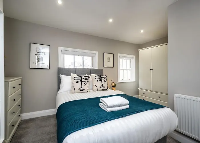Host & Stay - Stunning Georgian Multi-Unit Townhouse Apartment